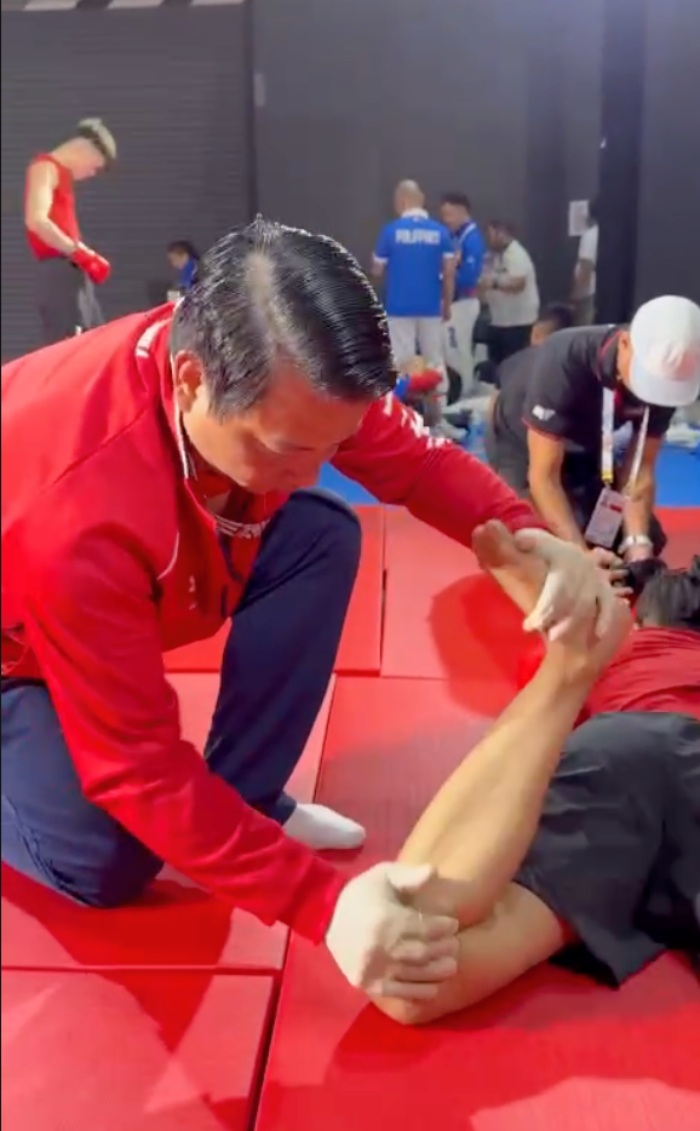 Cac bac si phai di chuyen lien tuc tu dia diem nay den dia diem khac de kip cham soc cho cac van dong vien, tu sang som cho den toi muon. Anh: NVCC