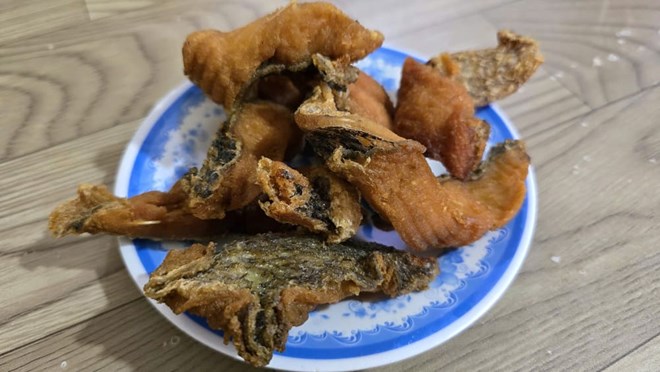 흔히 저지르는 실수로 튀긴 생선이 맛이 없어집니다. 사진: 뚜언 닷