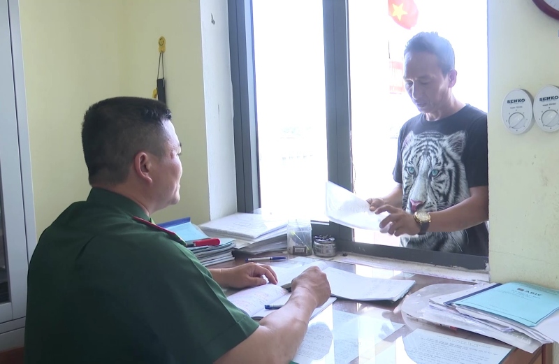 Ngu dan Da Nang chu dong khai bao thu tuc xuat ben tai tram kiem soat bien phong. Anh: Truong An