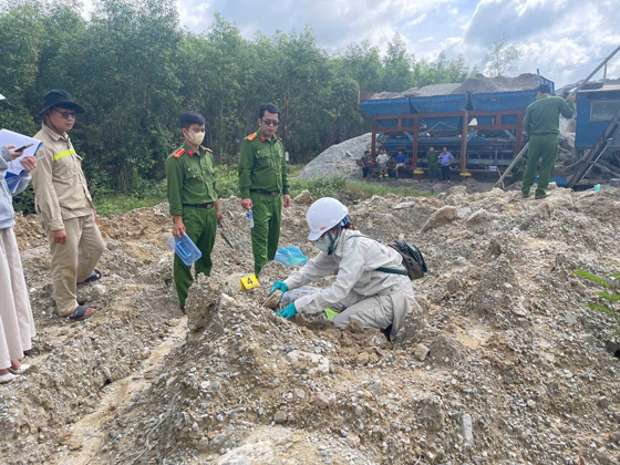 Cơ quan Công an khám nghiệm hiện trường, xác định mức độ ô nhiễm môi trường. Ảnh: Viên Nguyễn 