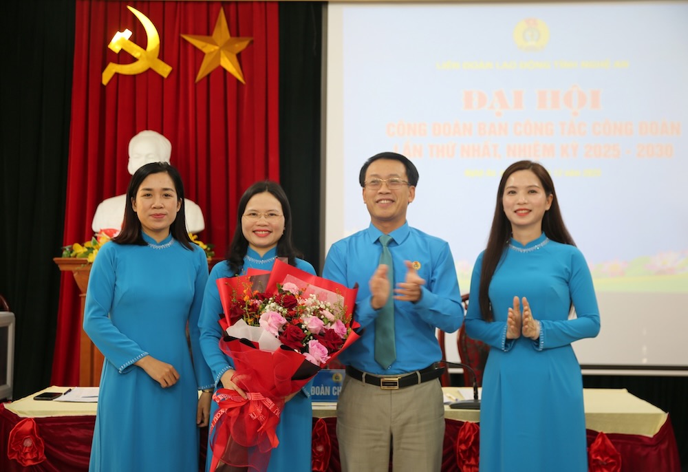 노동조합 노동조합 사업위원회는 2025~2030년 임기 동안 제1차 노동조합 총회를 개최했습니다. 사진: 응에안 노동조합