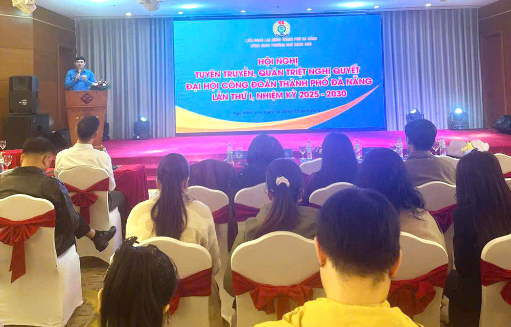 Ngu Hanh Son 구 노동조합은 다낭시 노동조합 대회 결의안을 관철하기 위한 홍보 회의를 조직했습니다. 사진: 다낭 노동조합.