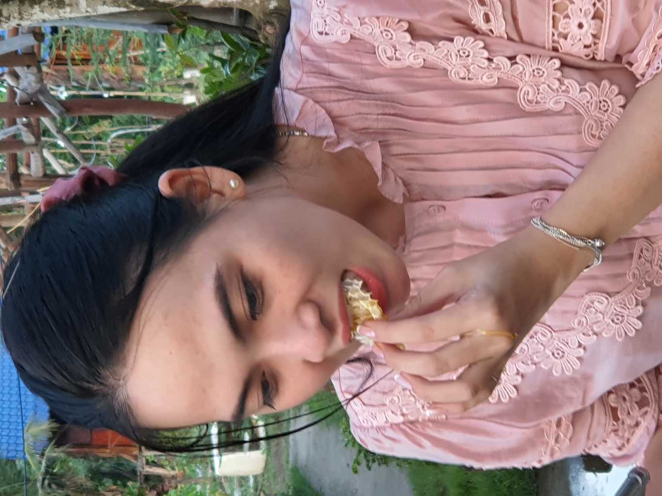 Mat ong thom ngon vua lay tu rung ve. Anh: Nhat Ho