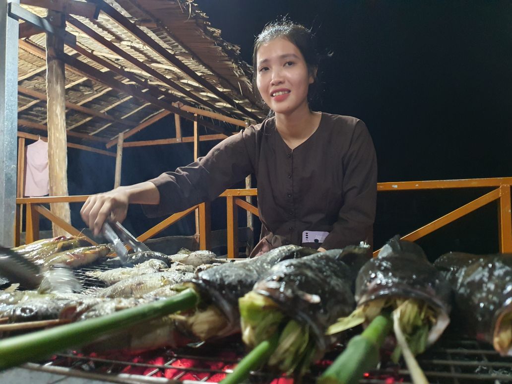 Ca duoi ao, rau tren bo khien du khach thich thu khi thuong thuc san vat cua vung dat U Minh Ha, Ca Mau. Anh: Nhat Ho