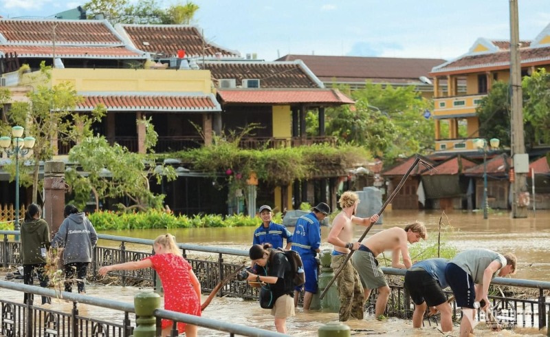 Du khach chung tay bao ve moi truong o Hoi An va Cu Lao Cham, Da Nang. Anh: Truong An