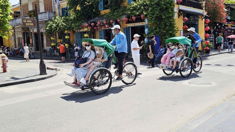 Hoi An xanh, than thien, men khach trong mat du khach. Anh: Truong An