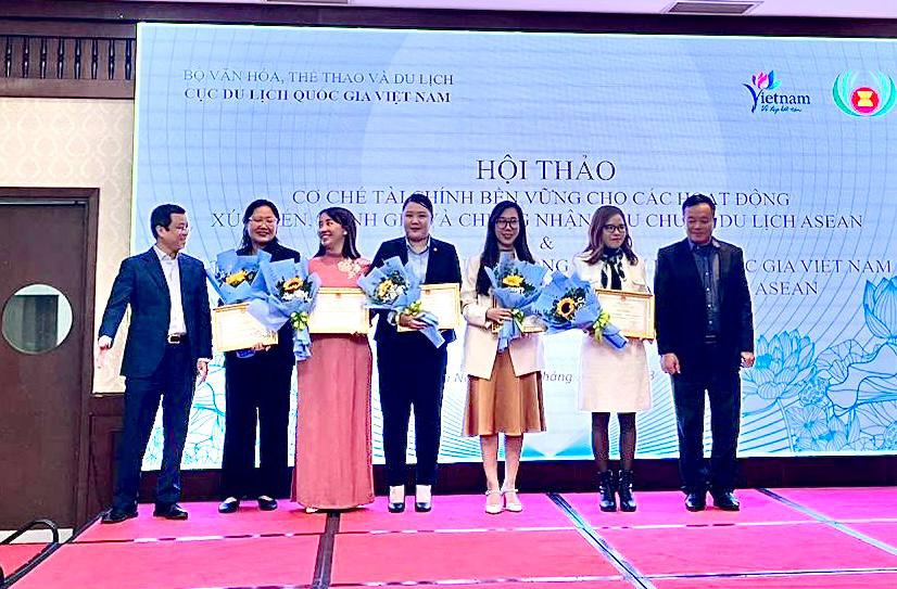 Silk Sense Hoi An River Resort va mot so doanh nghiep nhan giay khen cua Cuc Du lich Quoc gia Viet Nam “Da thuc hien Tieu chuan Khach san Xanh ASEAN 2024”, tai Ha Noi. Anh: DVCC