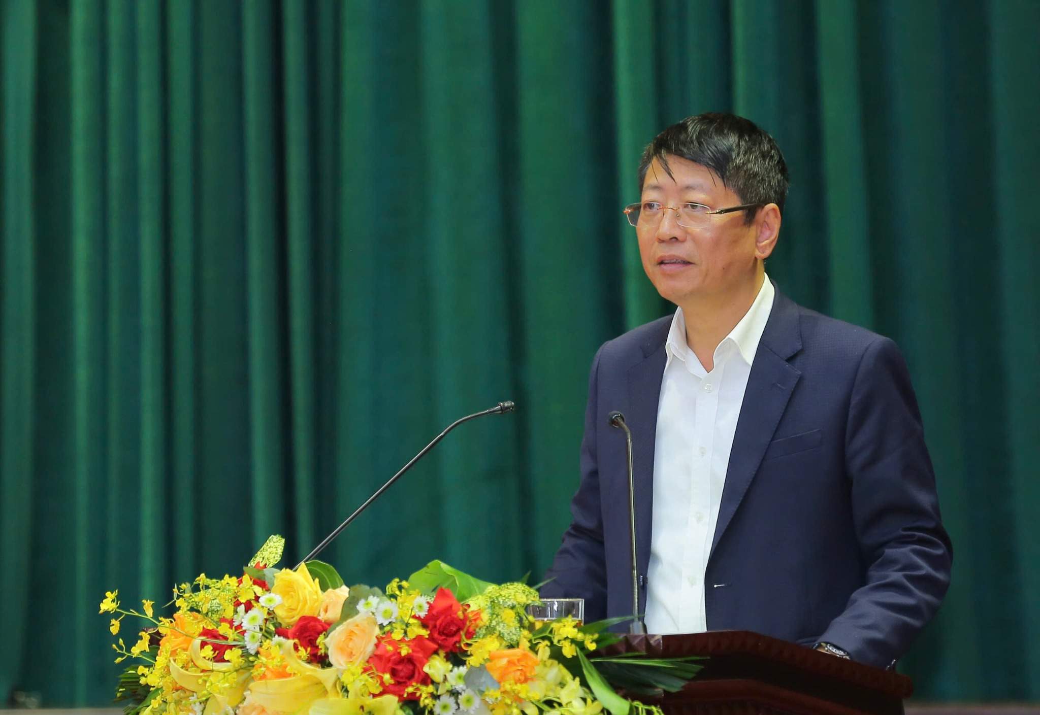 Ong Tran Song Tung - Pho Chu tich UBND tinh Ninh Binh, tra loi, lam ro mot so van de cu tri neu. Anh: Nguyen Truong