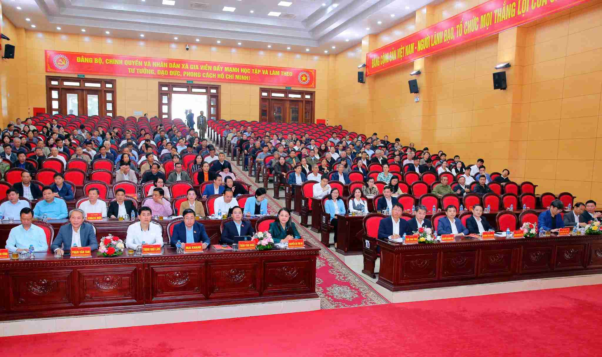 Delegados asistiendo a la reunion con los votantes en la Casa de Cultura de la comuna de Gia Vien (Ninh Binh). Foto: Nguyen Truong