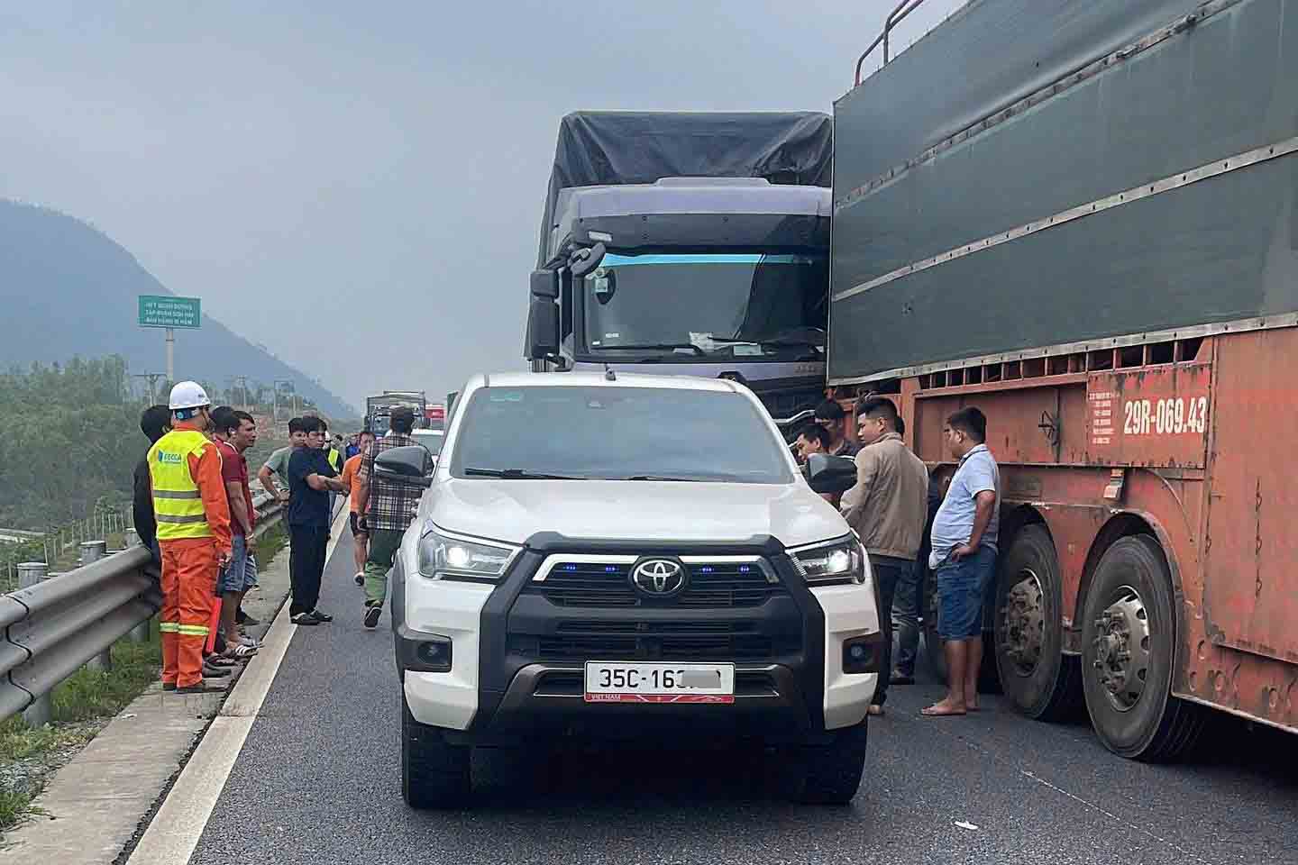 Escena del accidente en la autopista en Ha Tinh causando atascos de trafico. Foto: Duc Tuan.
