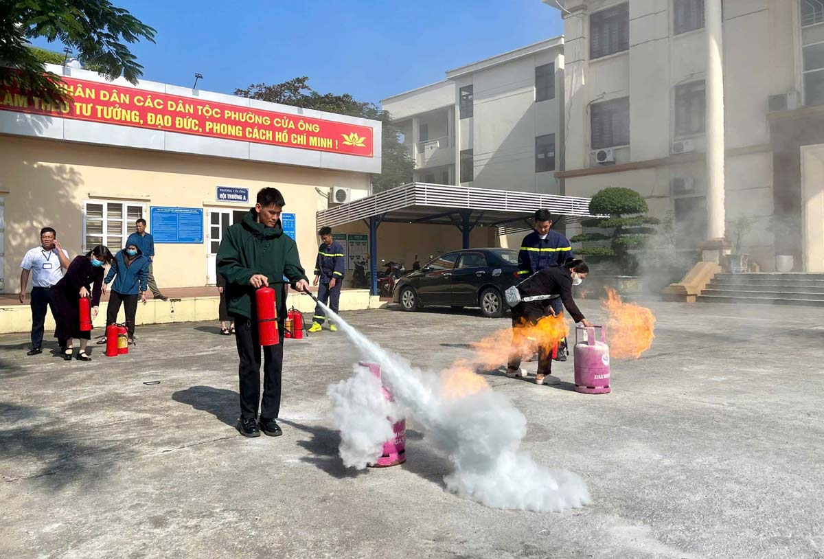 Trainees practice firefighting with fire extinguishers. Photo: Cua Ong Portal