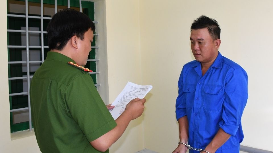 Cơ quan Cảnh sát điều tra Công an  tỉnh Vĩnh Long tống đạt quyết định khởi tố và thi hành lệnh tạm giam đối tượng Ngô Công Danh. Ảnh: Công an cung cấp