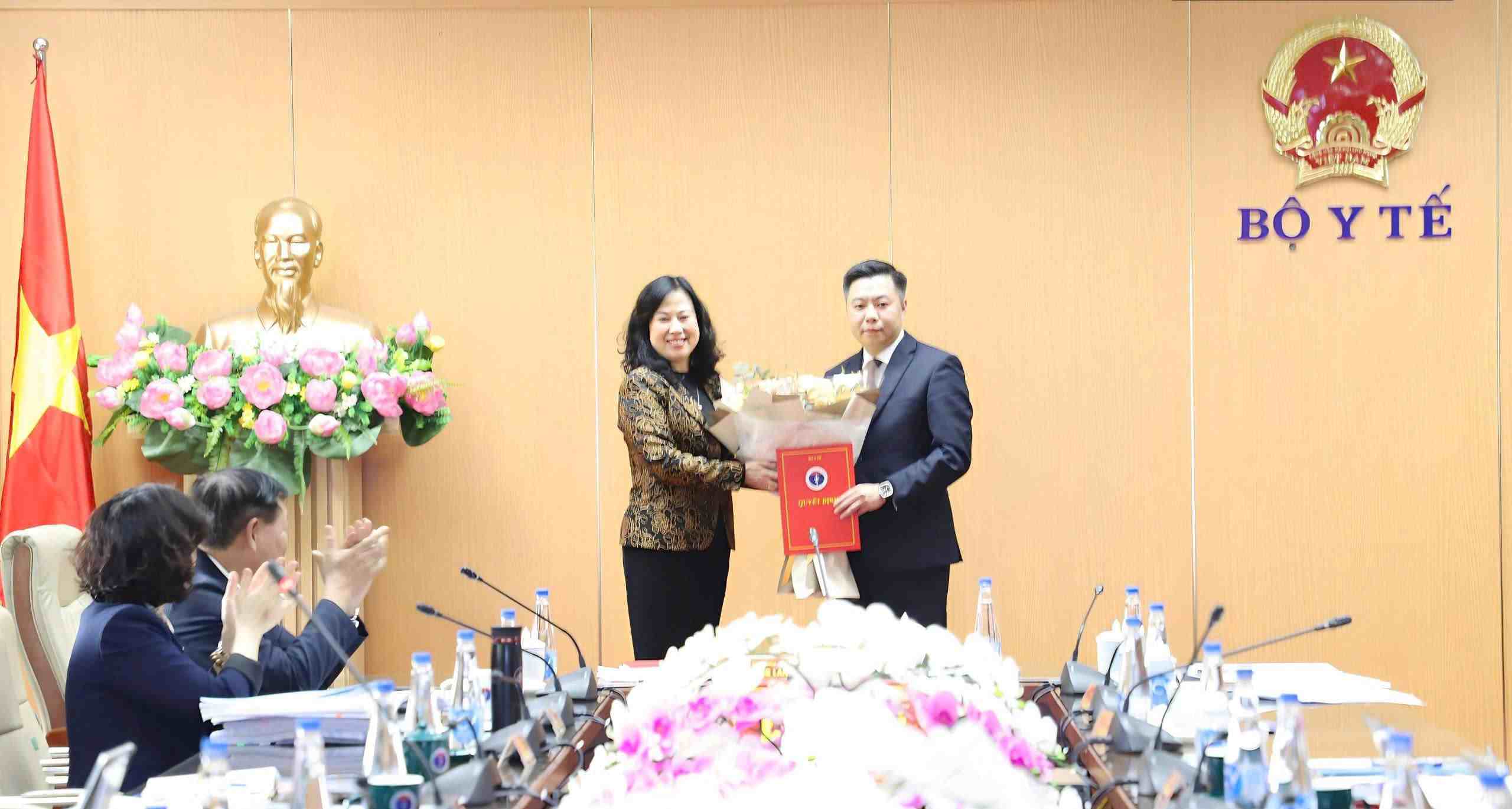 La Ministra Dao Hong Lan entrega la decision de movilizar y nombrar al camarada Lai Vu Kim. Foto: Tran Minh