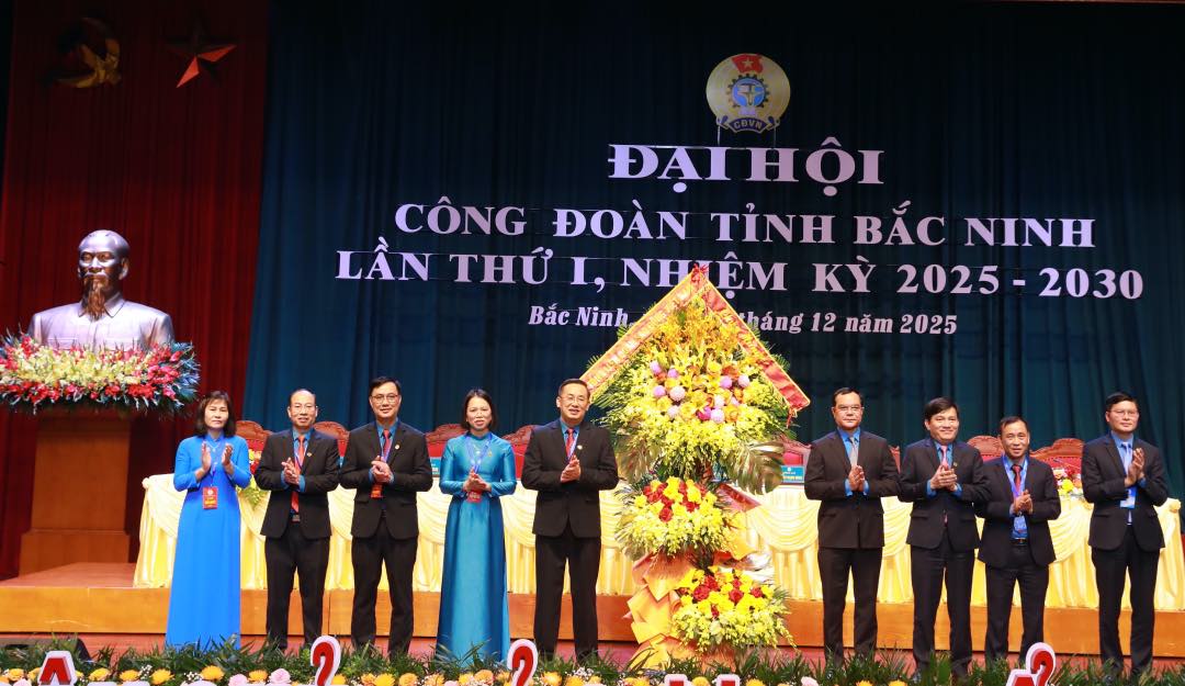 El Presidente de la Confederacion General del Trabajo de Vietnam Nguyen Dinh Khang entrega flores para felicitar al Primer Congreso Sindical Provincial de Bac Ninh mandato 2025-2030. Foto: Bao Han