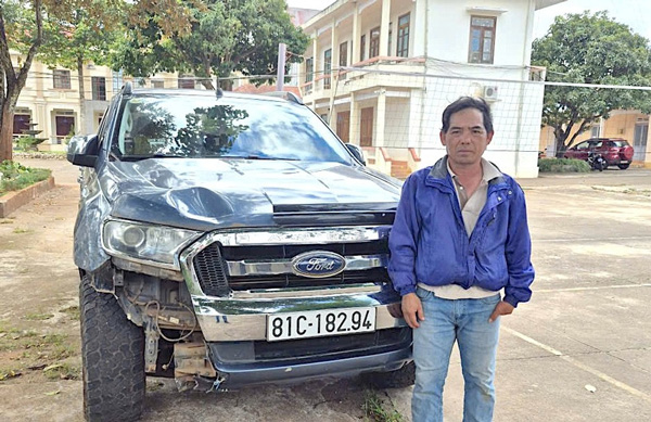 Tý và chiếc xe bán tải liên quan đến vụ tai nạn giao thông. Ảnh: Thúy Trinh 