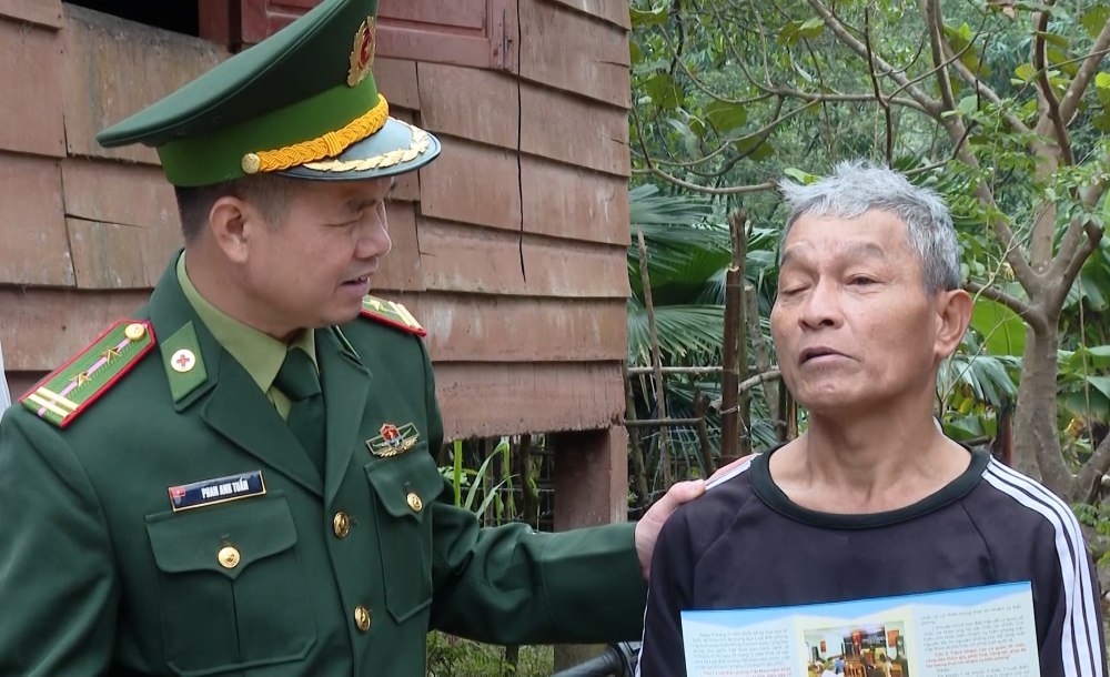 군인들이 국경 지역 주민들에게 법률 '지식 심기'를 위해 집까지 방문했습니다. 사진: Cong Sang