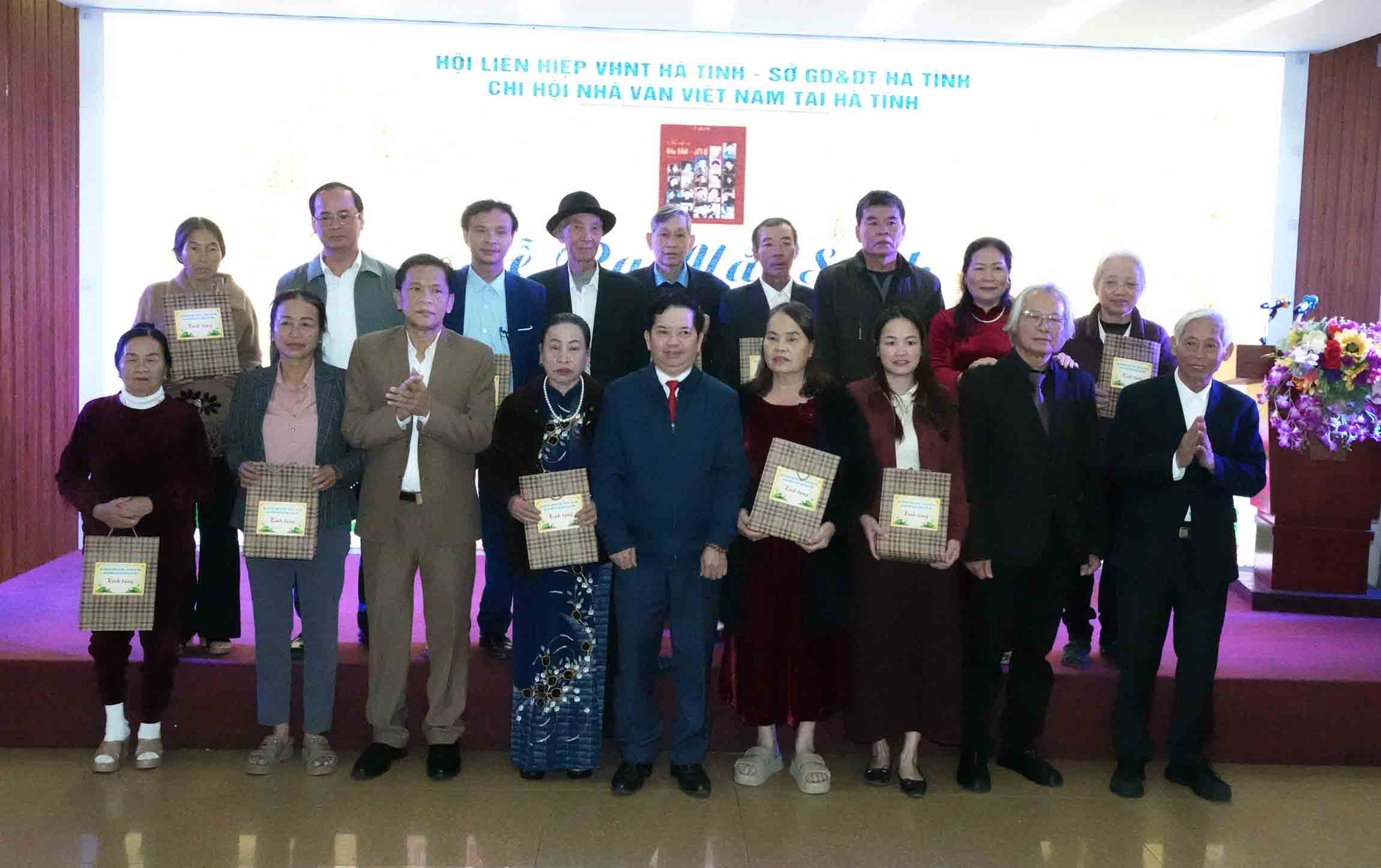 Tang qua cho cac than nhan gia dinh Nha giao - Liet si tai le ra mat sach cua tac gia Le Van Vy. Anh: Tran Tuan.