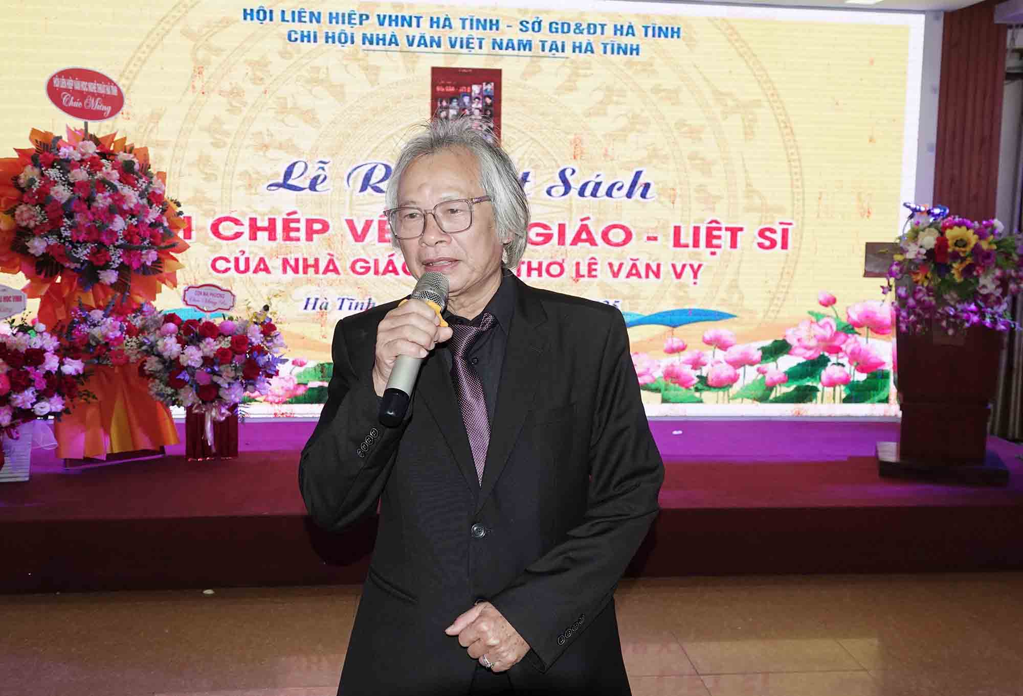 El autor Le Van Vy comparte en el lanzamiento del libro 'Recopilaciones sobre educadores y martires'. Foto: Tran Tuan.