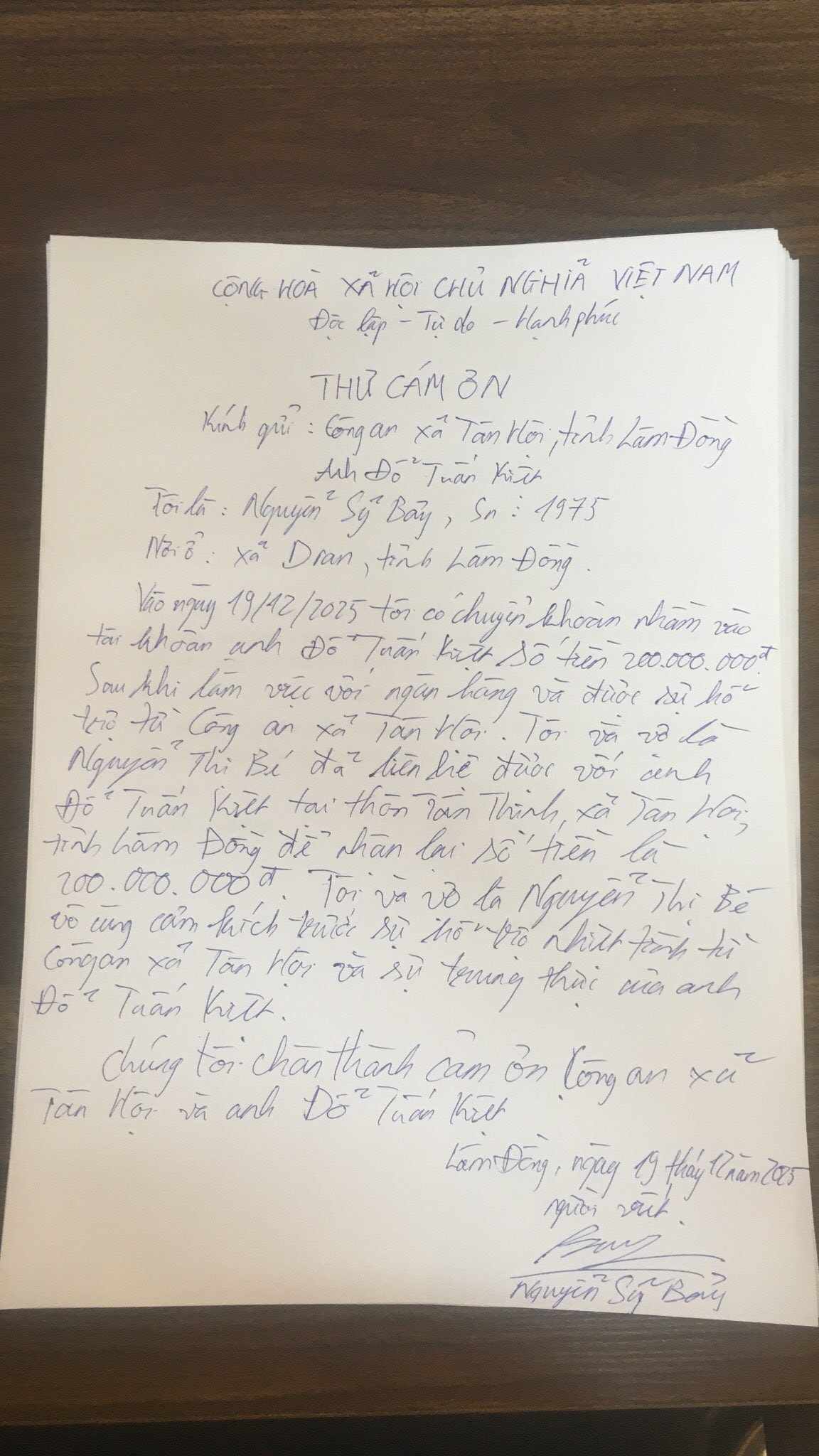 Vo chong anh Bay, chi Be gui thu cam on Cong an xa Tan Hoi. Anh: Cong an cung cap 