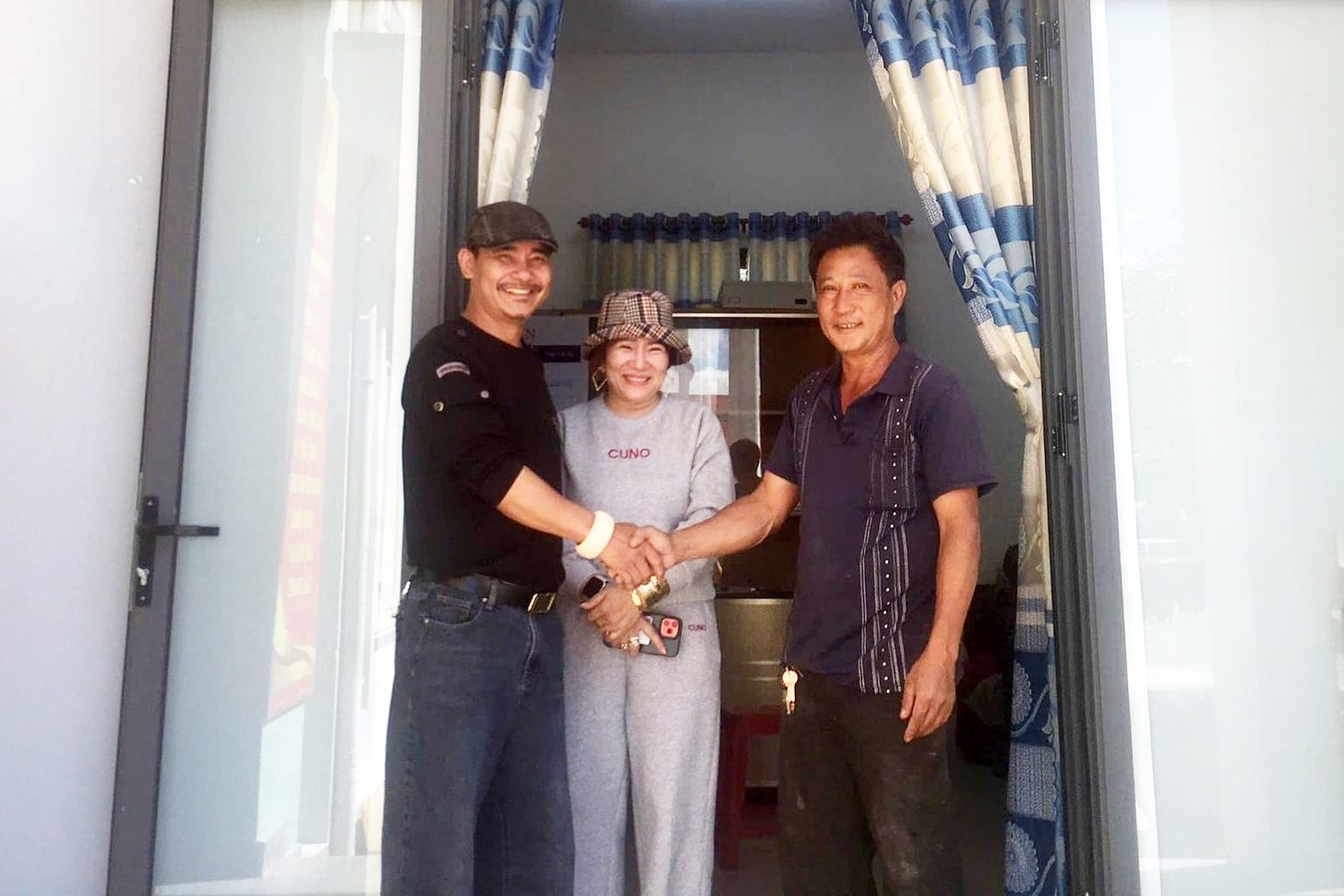 El matrimonio de Nguyen Sy Bay en Lam Dong expresa su agradecimiento por la accion honesta del Sr. Do Tuan Kiet (portada derecha). Foto: Thy Vu