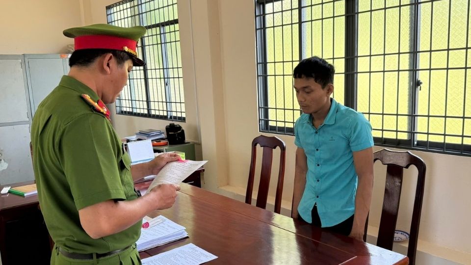 Công an xã Song Lộc thi hành lệnh bắt tạm giam đối tượng trộm cắp tài sản có tiền án. Ảnh: Công an cung cấp