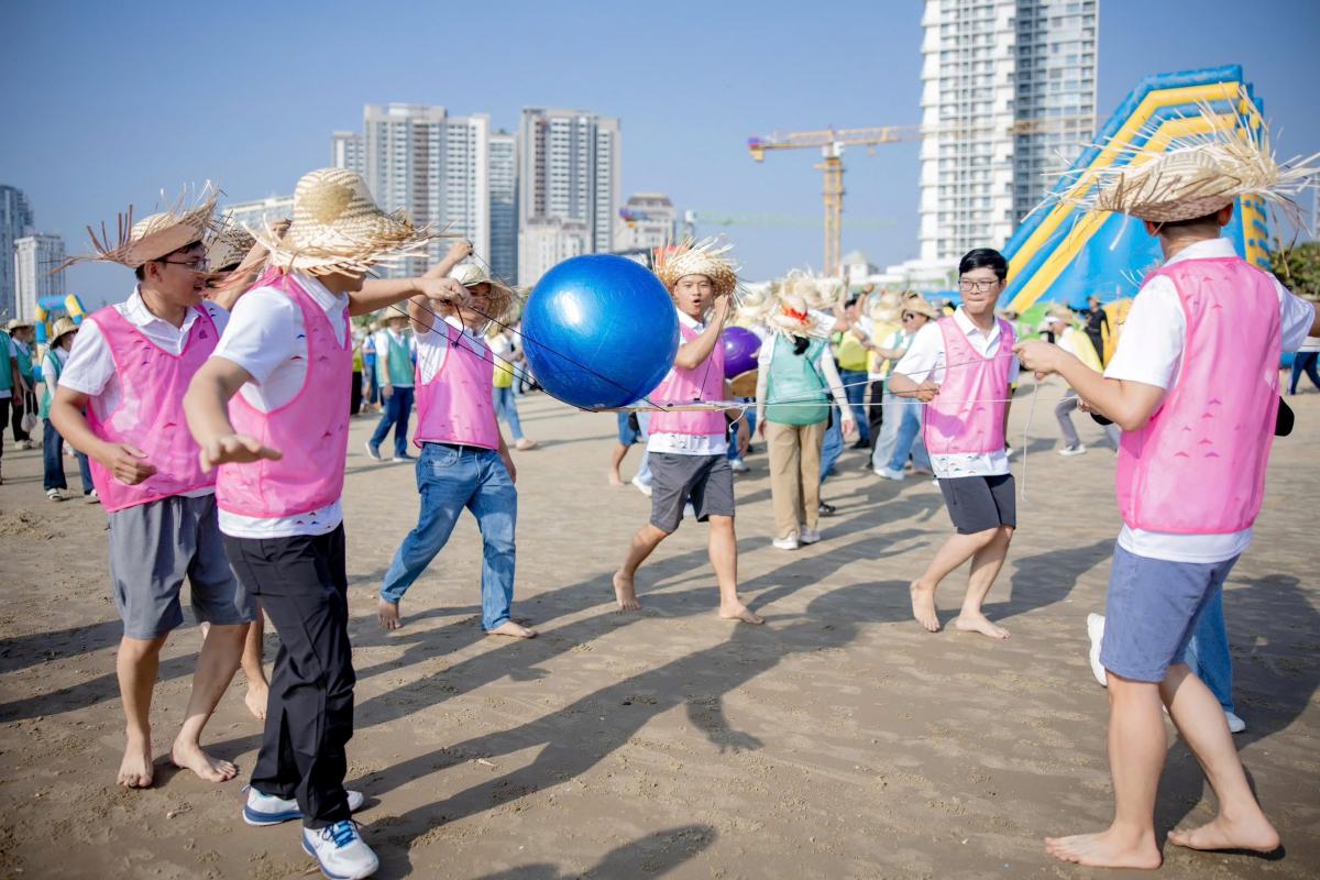 Trabajadores participan en actividades en el programa de team building. Foto: CDDIC