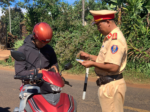 Canh sat kiem tra, nhac nho nguoi tham gia giao thong. Anh: Thanh Tuan
