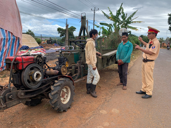 Van dong, huong dan nguoi dan lai xe an toan. Anh: Thanh Tuan