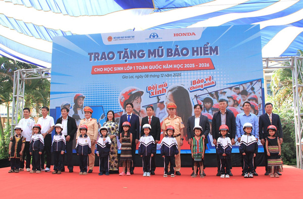 Tang mu bao hiem cho cac em hoc sinh. Anh: Thanh Tuan