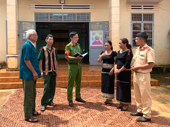Traffic police and commune police coordinate with prestigious people in the village to propagate and reduce the number of accidents. Photo: Thanh Tuan