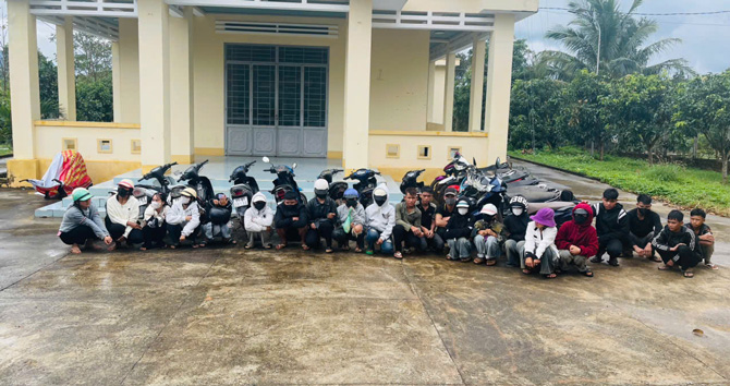 Cong an xa Hra ngan chan, xu ly hang chuc thanh thieu nien chay xe toc do cao, vi pham an toan giao thong. Anh: Cong an