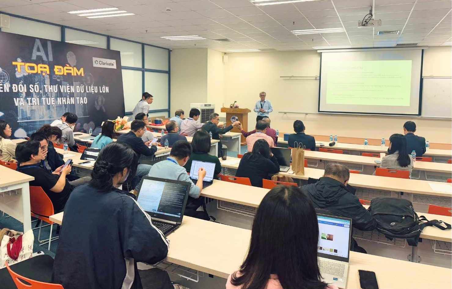 Theo GS. Chung Piaw Teo, nghien cuu sinh tien si la luc luong nong cot ket noi nghien cuu voi thuc tien doanh nghiep trong thoi dai AI. Anh: Phuong Anh