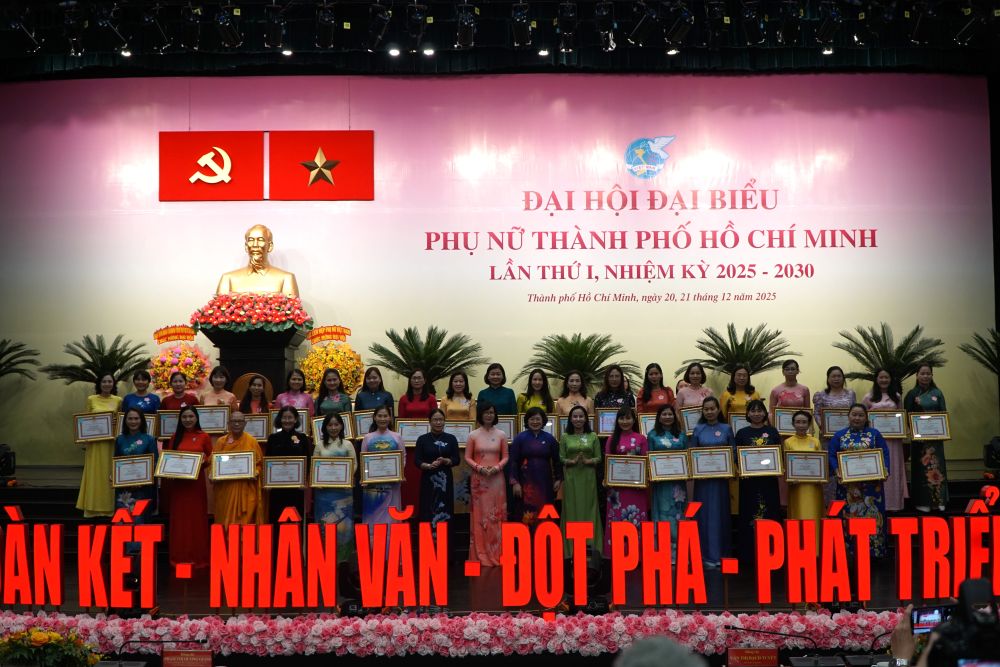 Trao tang bang khen cho ca nhan