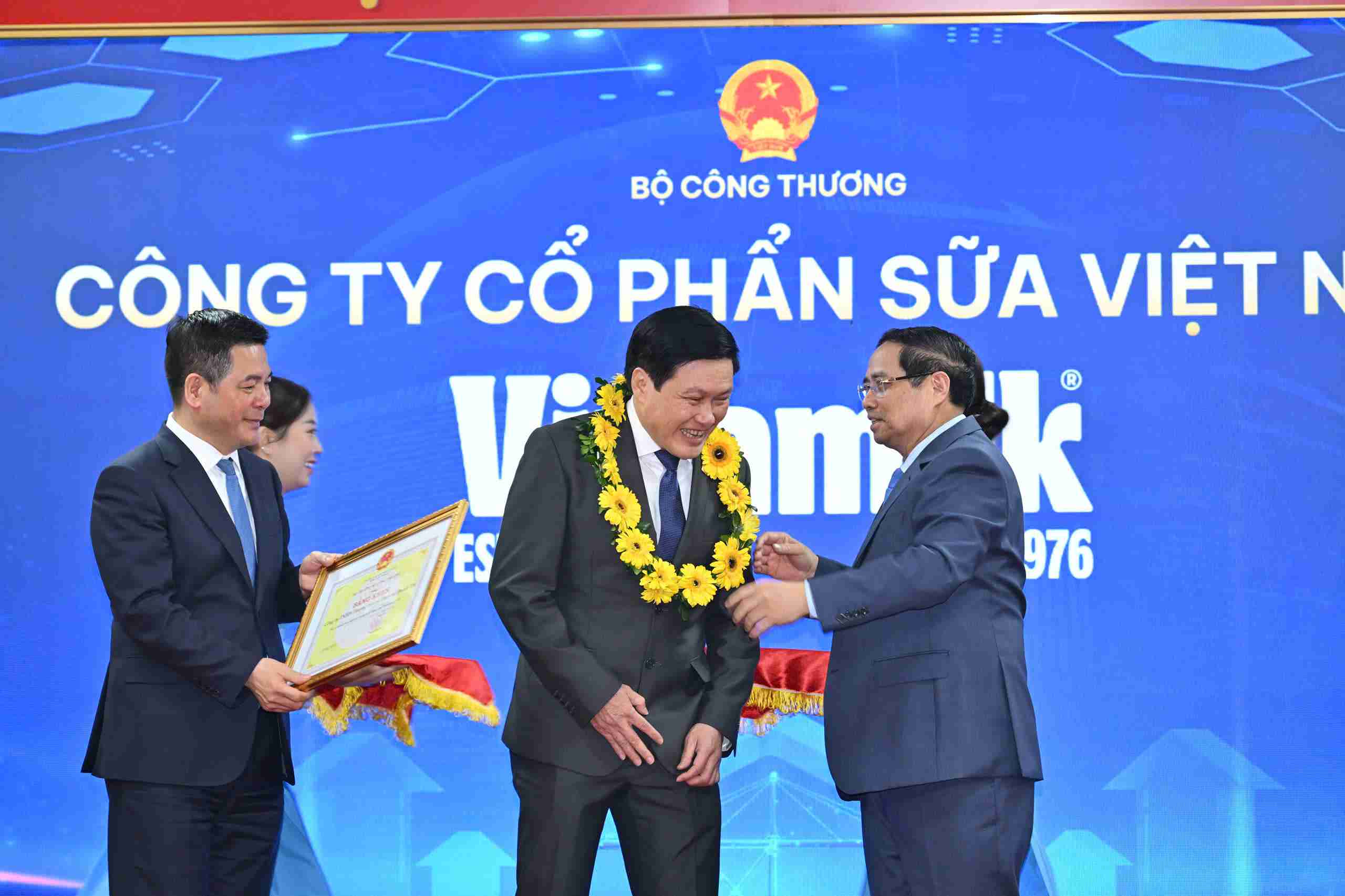 Thu tuong Chinh phu Pham Minh Chinh tang hoa chuc mung lanh dao Simexco Dak Lak. Anh: Bao Trung