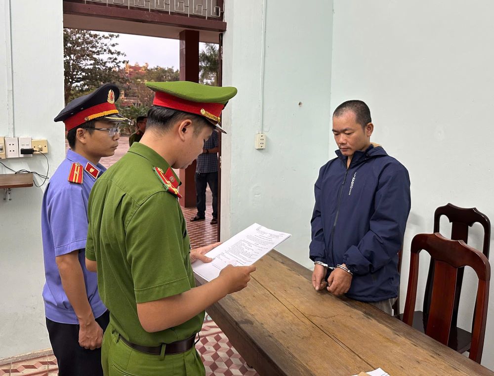 Cơ quan Cảnh sát điều tra Công an TP Đà Nẵng tống đạt các quyết định đối với Võ Văn Tiến. Ảnh: CATP