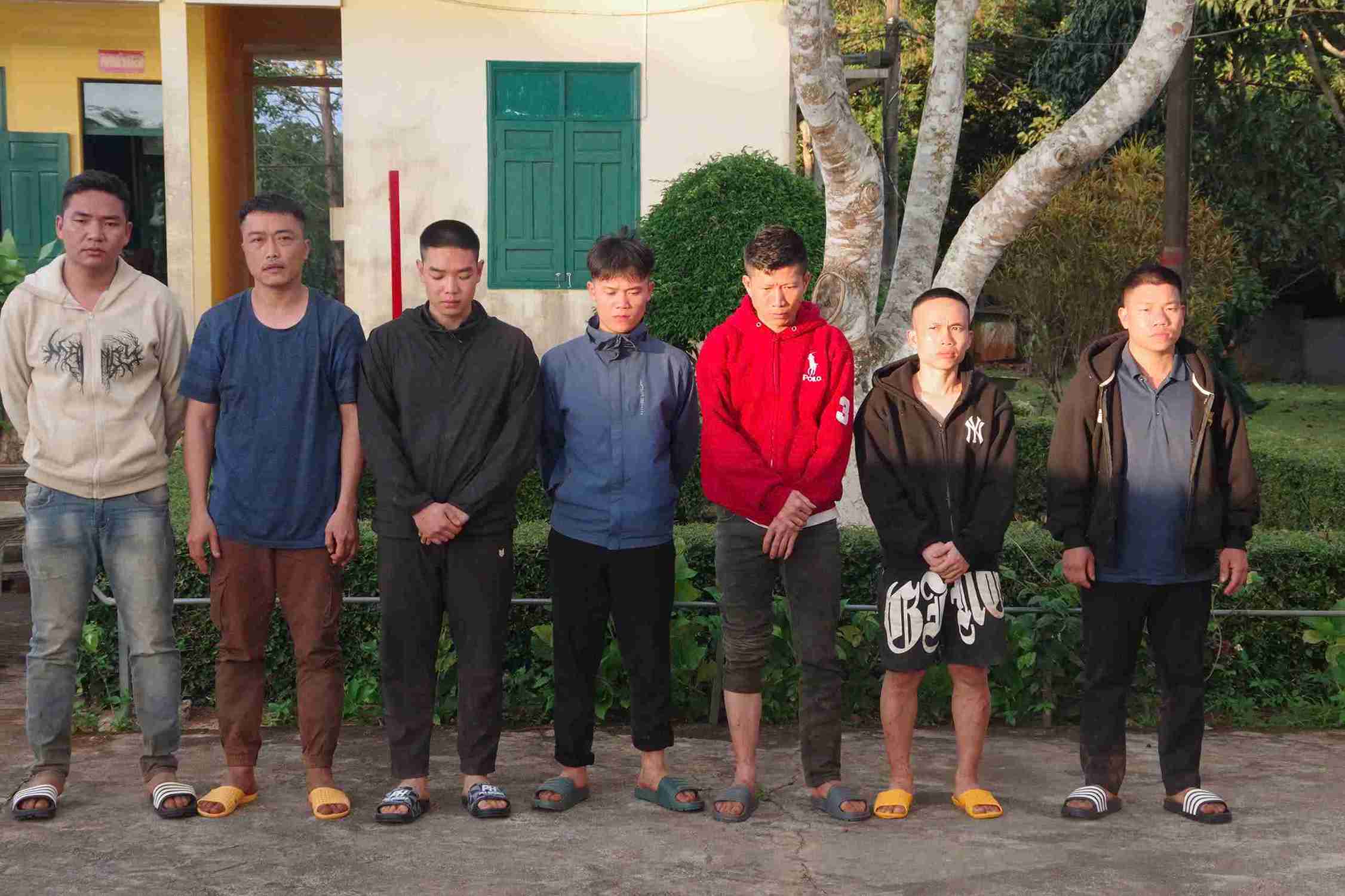 Các đối tượng nhập cảnh trái phép bị lực lượng biên phòng bắt giữ. Ảnh: Ban Chỉ huy Bộ đội Biên phòng tỉnh Lâm Đồng