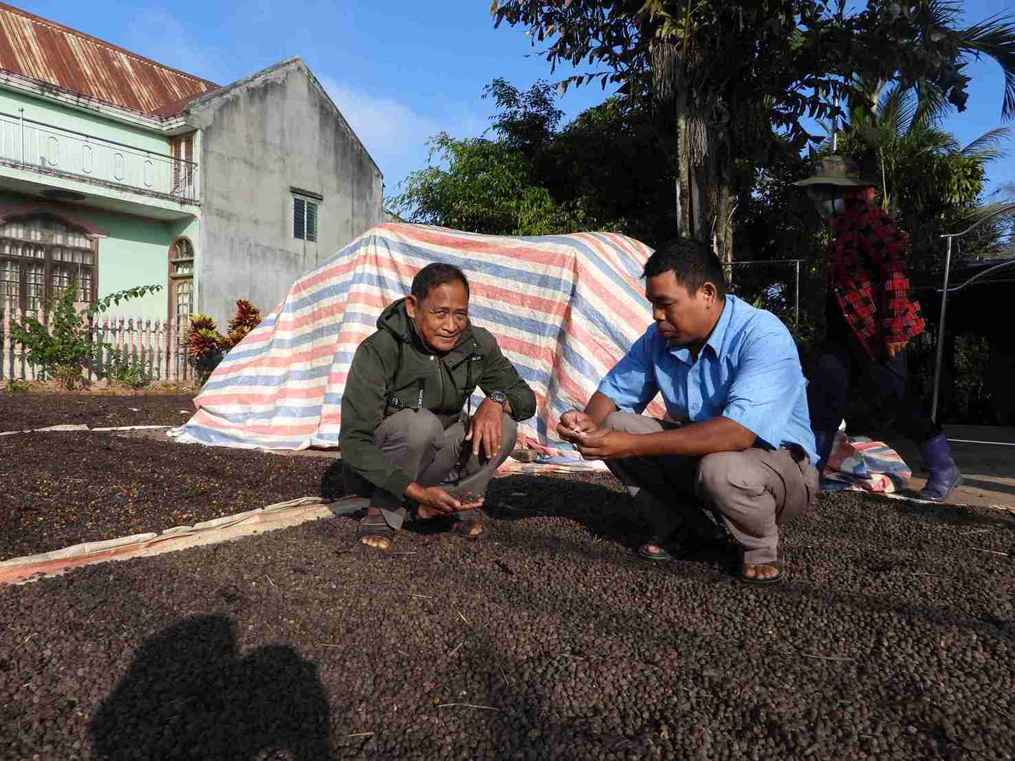 Prestigious people in Krong No commune are the extended arm of the Party Committee and People's Committee of the commune in the work of propagating and disseminating the law to the people. Photo: Bao Lam