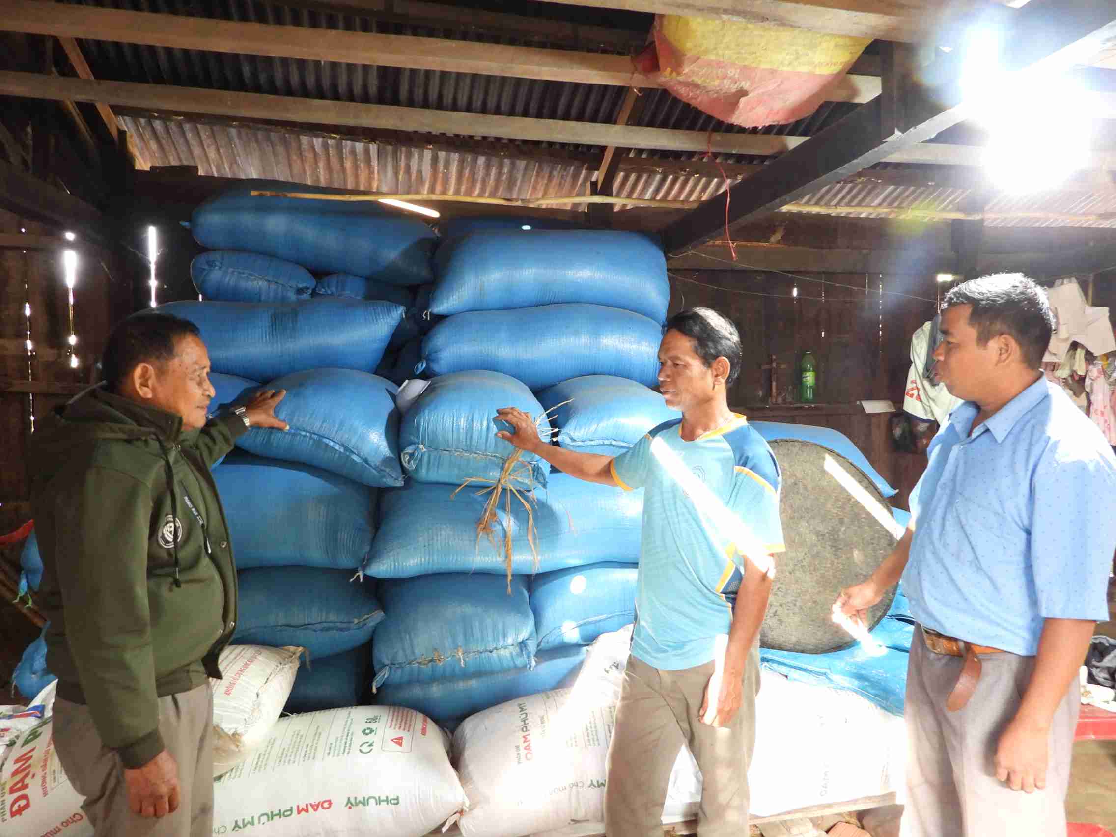 Nguoi uy tin o xa tuyen truyen, pho bien phap luat giup ba con trong vung xoa bo cac hu tuc lac hau. Anh: Bao Lam