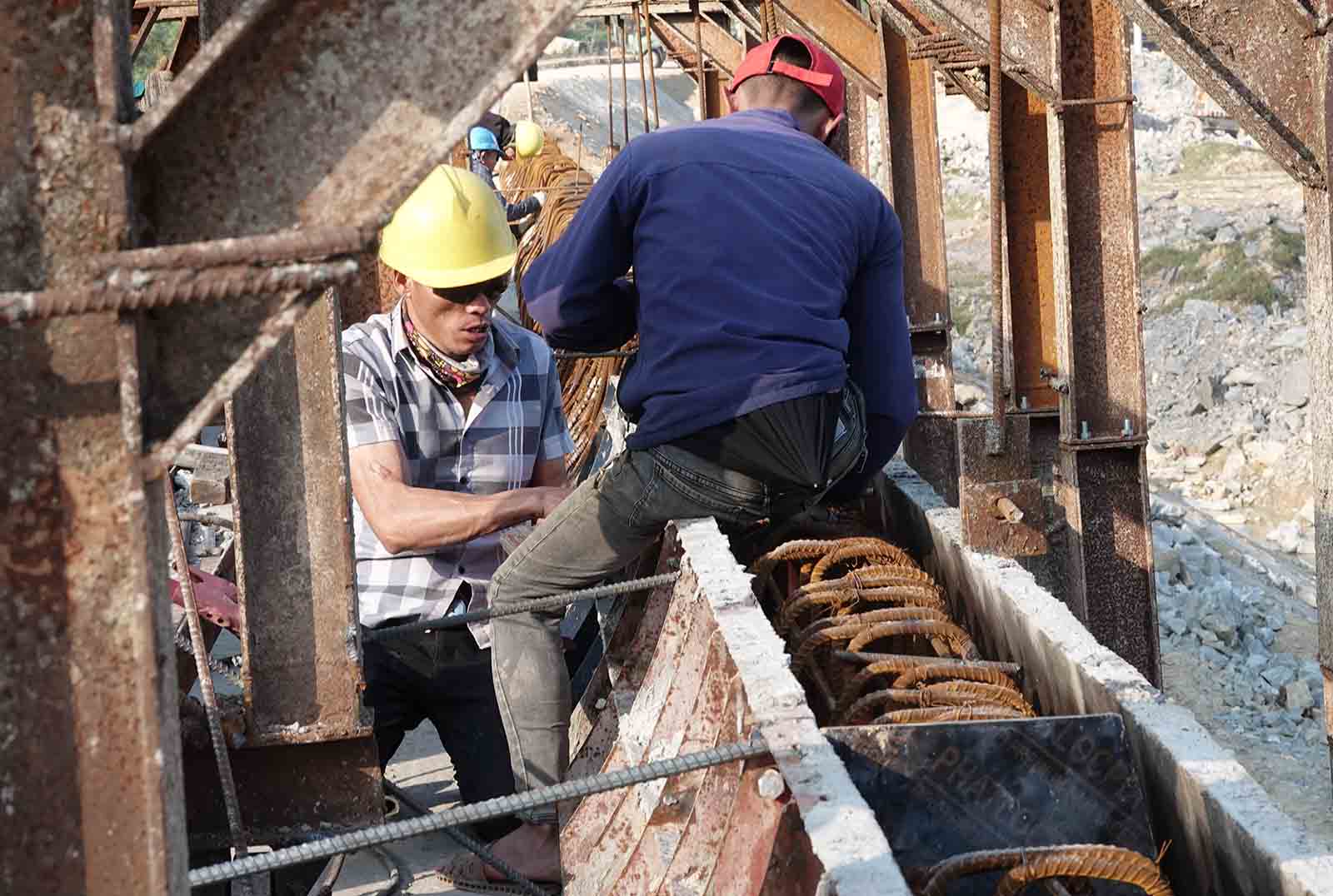 Hang muc cau dang tap trung thi cong phan lan can. Anh: Tran Tuan.