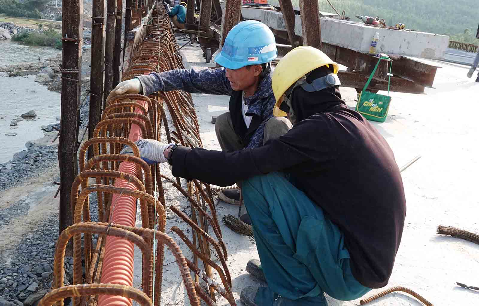 Cong nhan lam phan sat de thi cong do be tong lan can cau. Anh: Tran Tuan.