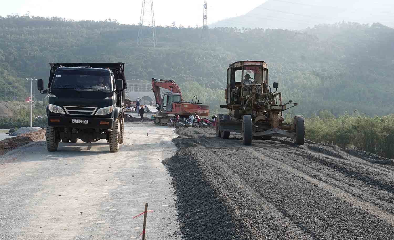 Hang muc duong dan dang thi cong do lop base A. Anh: Tran Tuan.