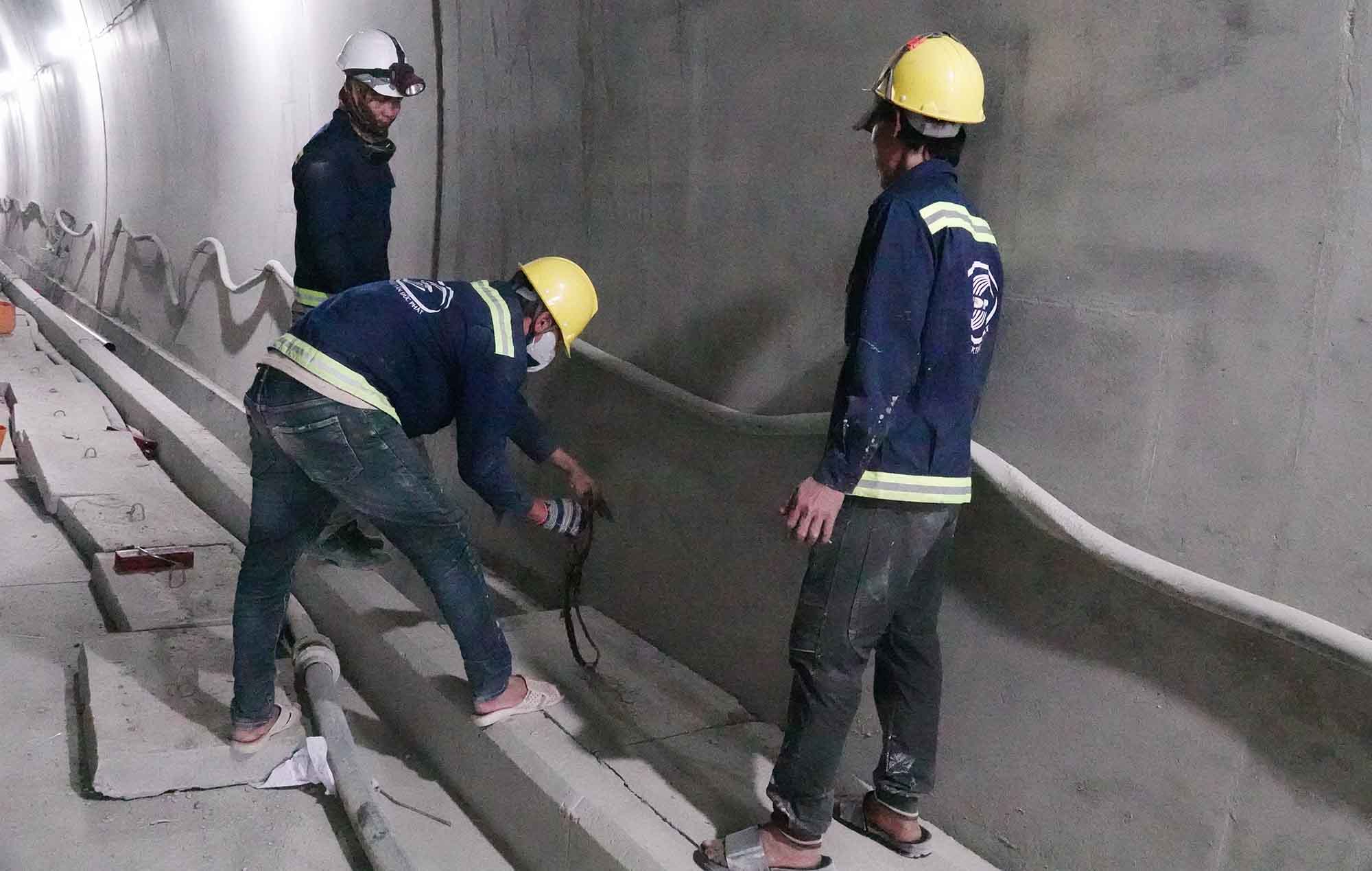 Cong nhan thi cong duong ong nuoc trong ham de phuc vu phong chay chua chay. Anh: Tran Tuan.