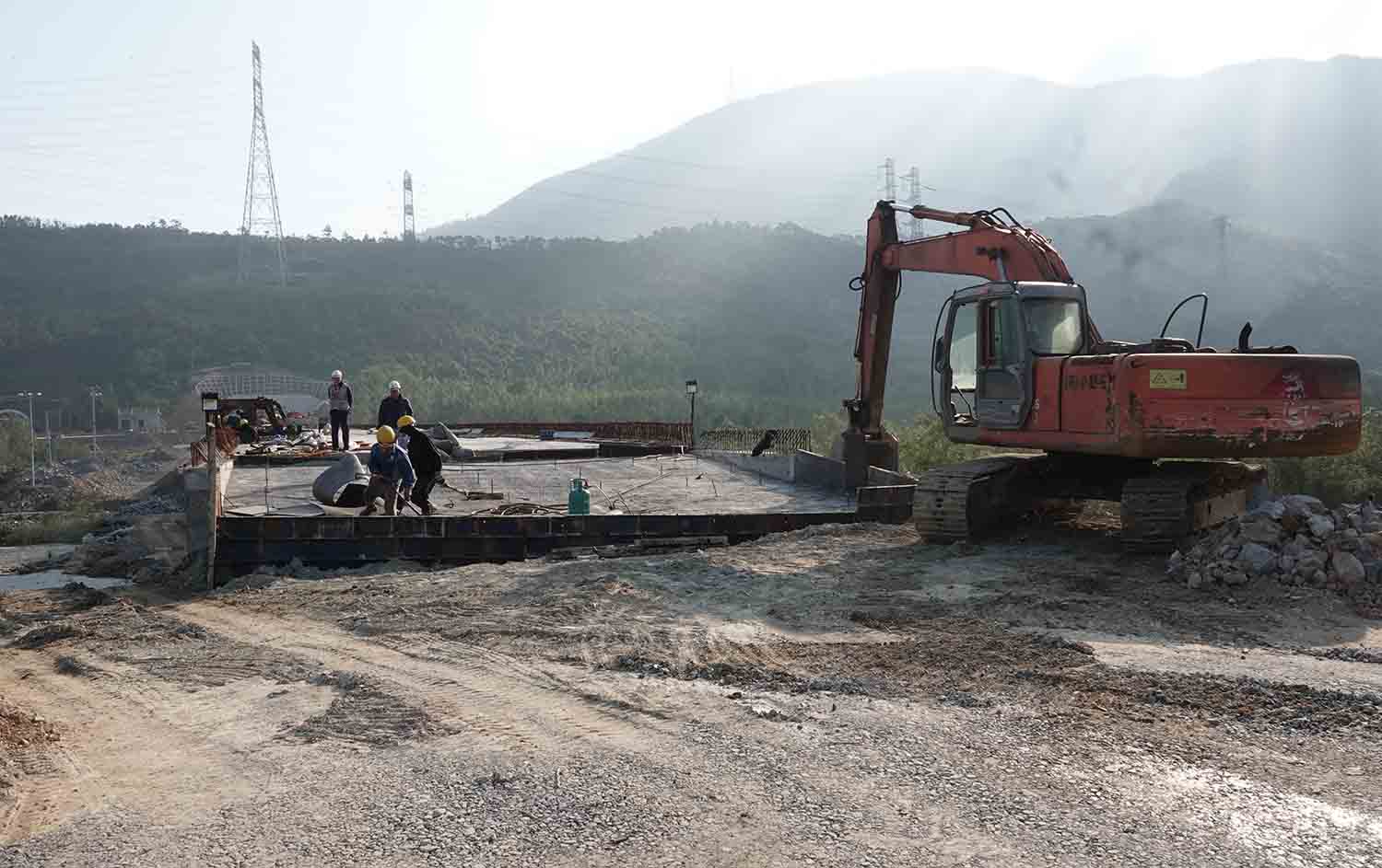 Thi cong cau tren duong dan vao ham. Anh: Tran Tuan.