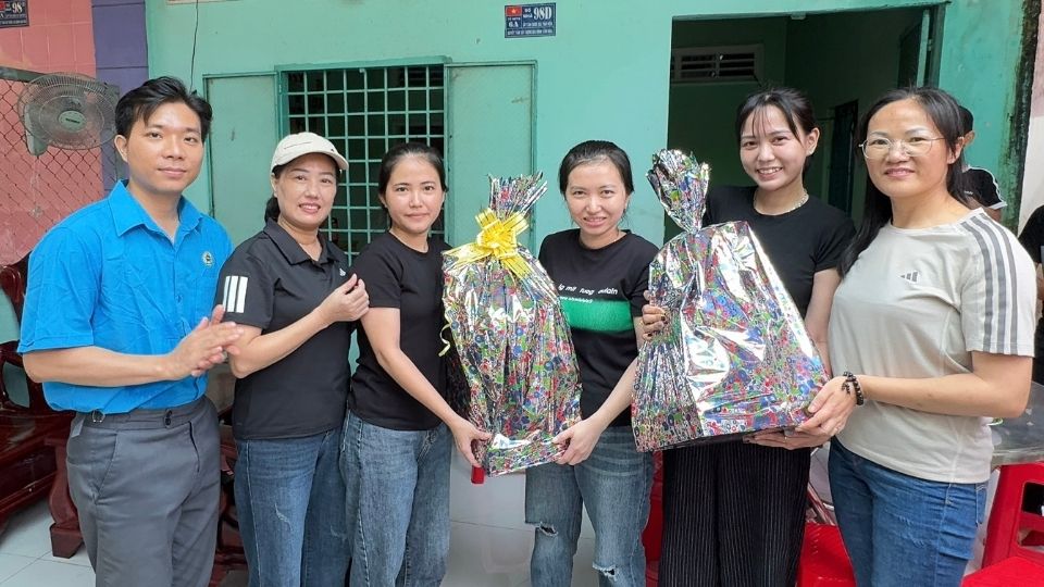 Cong doan Cong ty TNHH Giay Mega Surplus tham hoi gia dinh doan vien, nguoi lao dong. Anh: Hoang Loc