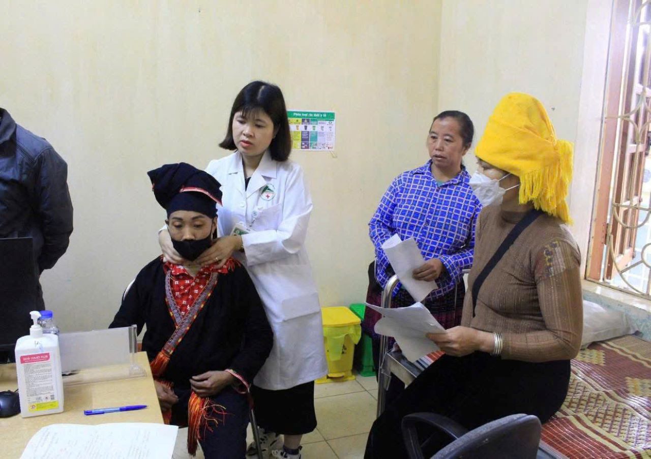 라오까이에서 600명 이상의 사람들을 진찰한 결과 의사와 간호사들이 많은 일반적인 심혈관 질환을 발견했습니다. 사진: 프엉란