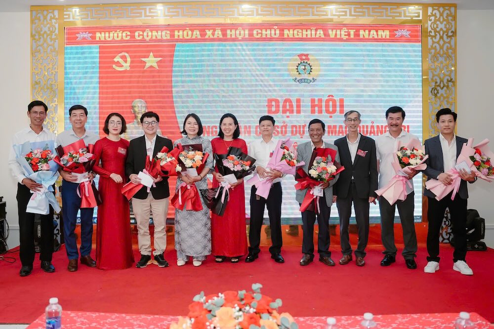Tang hoa cho Ban Chap hanh Cong doan co so Du an MAG Quang Tri khoa cu. Anh: Du an MAG Quang Tri