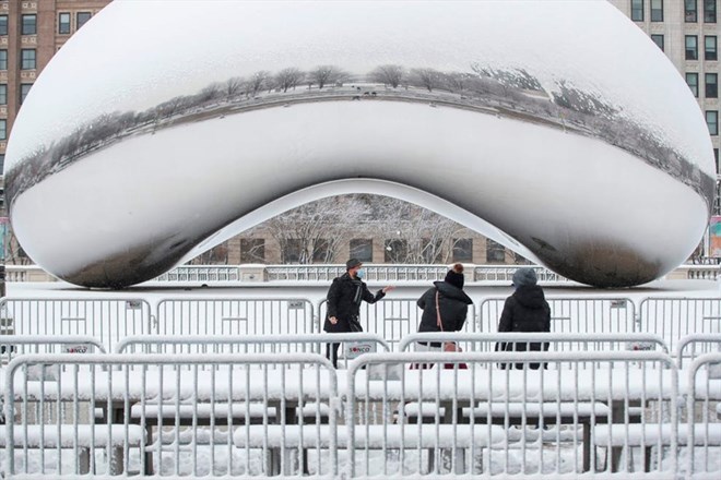 시카고에서 눈과 함께 사진을 찍는 남자 일리노이 눈 미국. 기상 예보에 따르면 이 지역은 지난 2년 동안 가장 큰 눈보라를 맞을 위험이 있습니다. 사진: AFP.