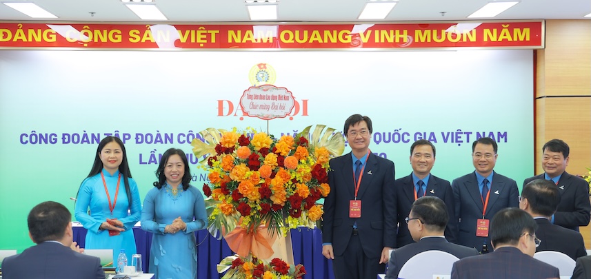 El Vicepresidente Permanente de la Confederacion General del Trabajo de Vietnam Thai Thu Xuong (lunes 2 desde la derecha) entrega una cesta de flores para felicitar el VIII Congreso del Sindicato de Petrovietnam. Foto: Hien Anh