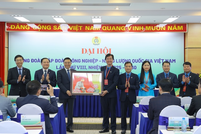 Lanh dao Tap doan Petrovietnam chuc mung Dai hoi Cong doan Petrovietnam. Anh: Hien Anh