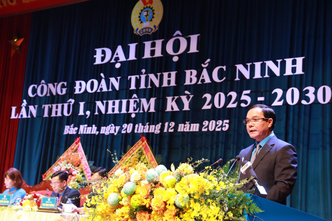 El Presidente de la Confederacion General del Trabajo de Vietnam Nguyen Dinh Khang pronuncia un discurso de direccion en el I Congreso Sindical Provincial de Bac Ninh mandato 2025-2030. Foto: Bao Han